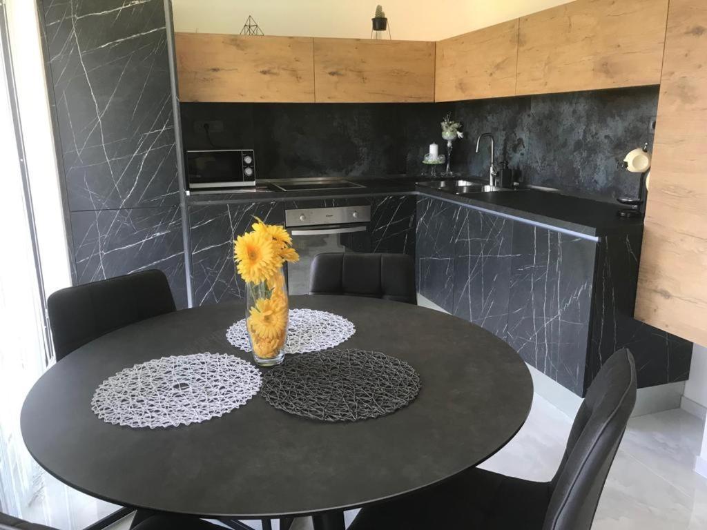 Hedonist-Luxury 2 Bedroom Apartment With Private Hot Tub, Garden And Free Parking Trogir Exterior foto