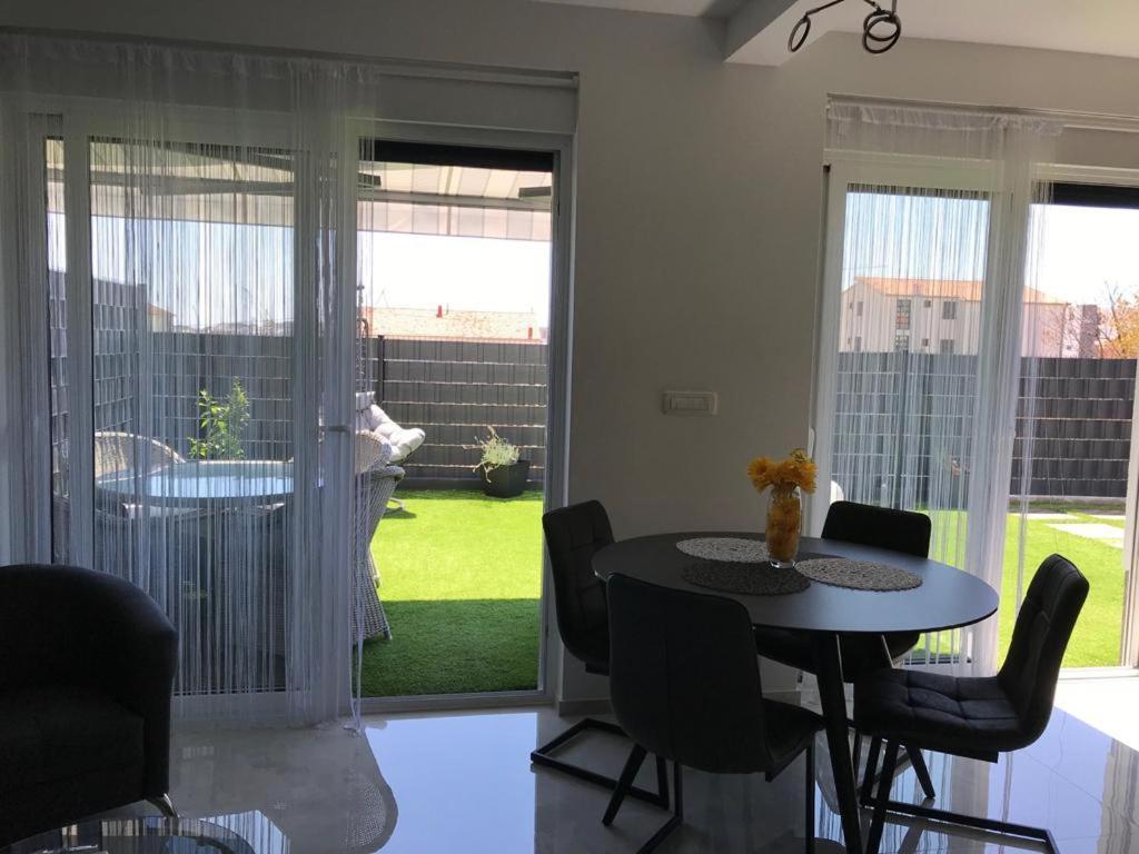Hedonist-Luxury 2 Bedroom Apartment With Private Hot Tub, Garden And Free Parking Trogir Exterior foto