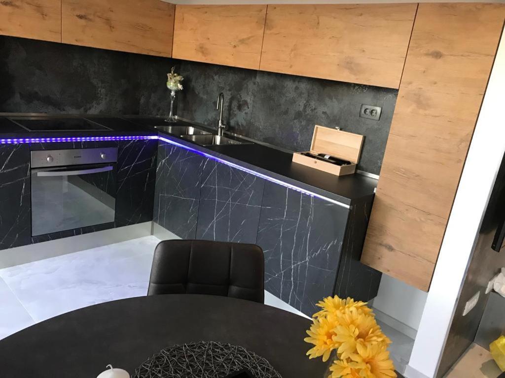 Hedonist-Luxury 2 Bedroom Apartment With Private Hot Tub, Garden And Free Parking Trogir Exterior foto