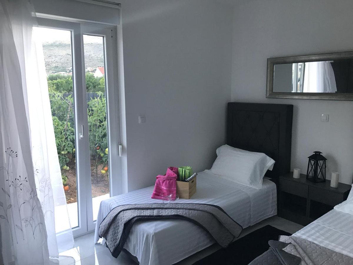 Hedonist-Luxury 2 Bedroom Apartment With Private Hot Tub, Garden And Free Parking Trogir Exterior foto