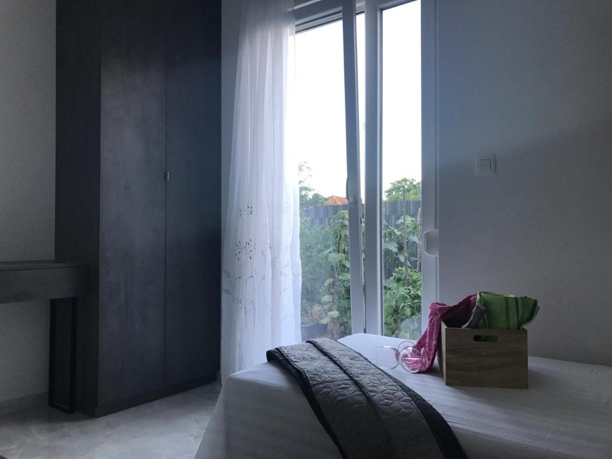 Hedonist-Luxury 2 Bedroom Apartment With Private Hot Tub, Garden And Free Parking Trogir Exterior foto