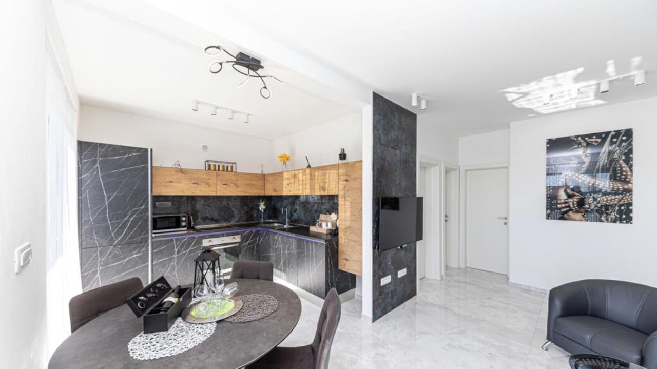 Hedonist-Luxury 2 Bedroom Apartment With Private Hot Tub, Garden And Free Parking Trogir Exterior foto