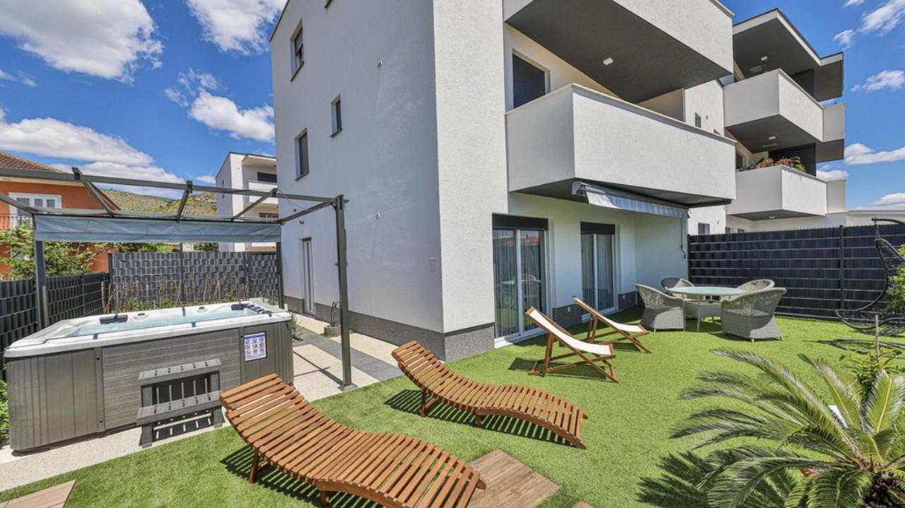 Hedonist-Luxury 2 Bedroom Apartment With Private Hot Tub, Garden And Free Parking Trogir Exterior foto