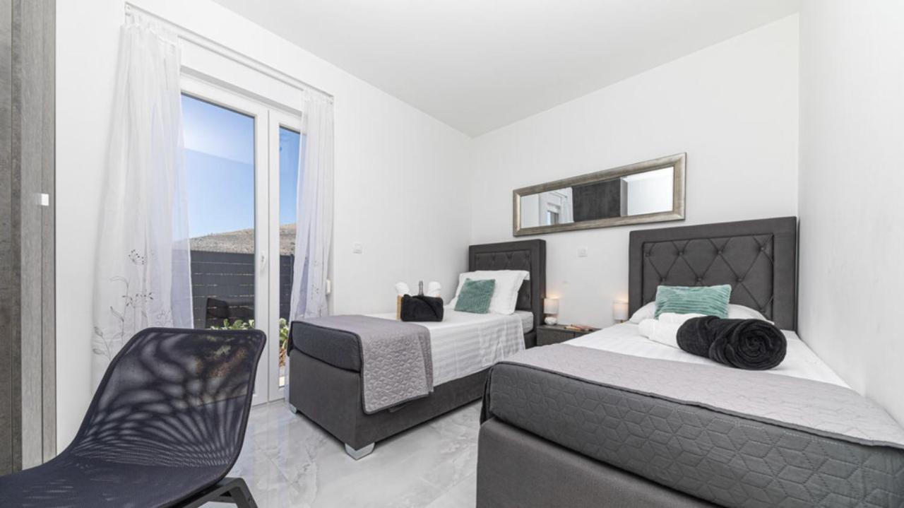 Hedonist-Luxury 2 Bedroom Apartment With Private Hot Tub, Garden And Free Parking Trogir Exterior foto